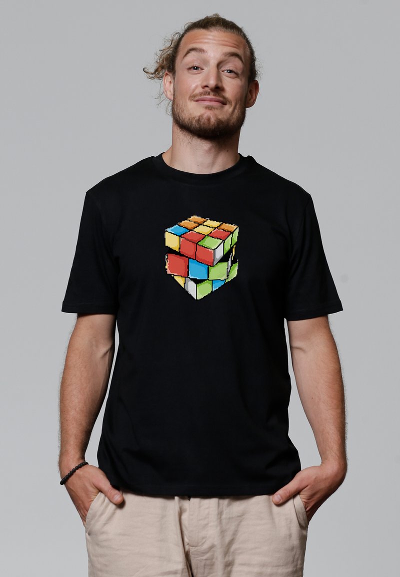 Zwarte t-shirt met een pixelachtige Rubik's Cube grafiek in levendige kleuren (rood, blauw, groen, geel) gecentreerd aan de voorkant. Korte mouwen.