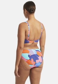 Set di bikini colorato con motivi astratti in blu, rosa e arancione. Spalline regolabili con chiusura a gancio sul retro.
