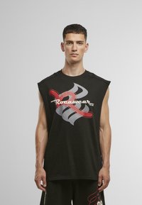Fekete ujjatlan póló, pamutból készült, merész piros és szürke grafikai mintákkal, rajta a "Rocawear" felirattal, kerek nyakkivágással és laza szabással.