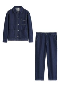 Ensemble en jean composé d'une veste et d'un pantalon en bleu foncé, doté de quatre poches sur la veste, de coutures blanches contrastantes, de fermetures à bouton et d'une coupe droite.