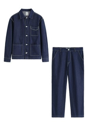 Ensemble en jean composé d'une veste et d'un pantalon en bleu foncé, doté de quatre poches sur la veste, de coutures blanches contrastantes, de fermetures à bouton et d'une coupe droite.