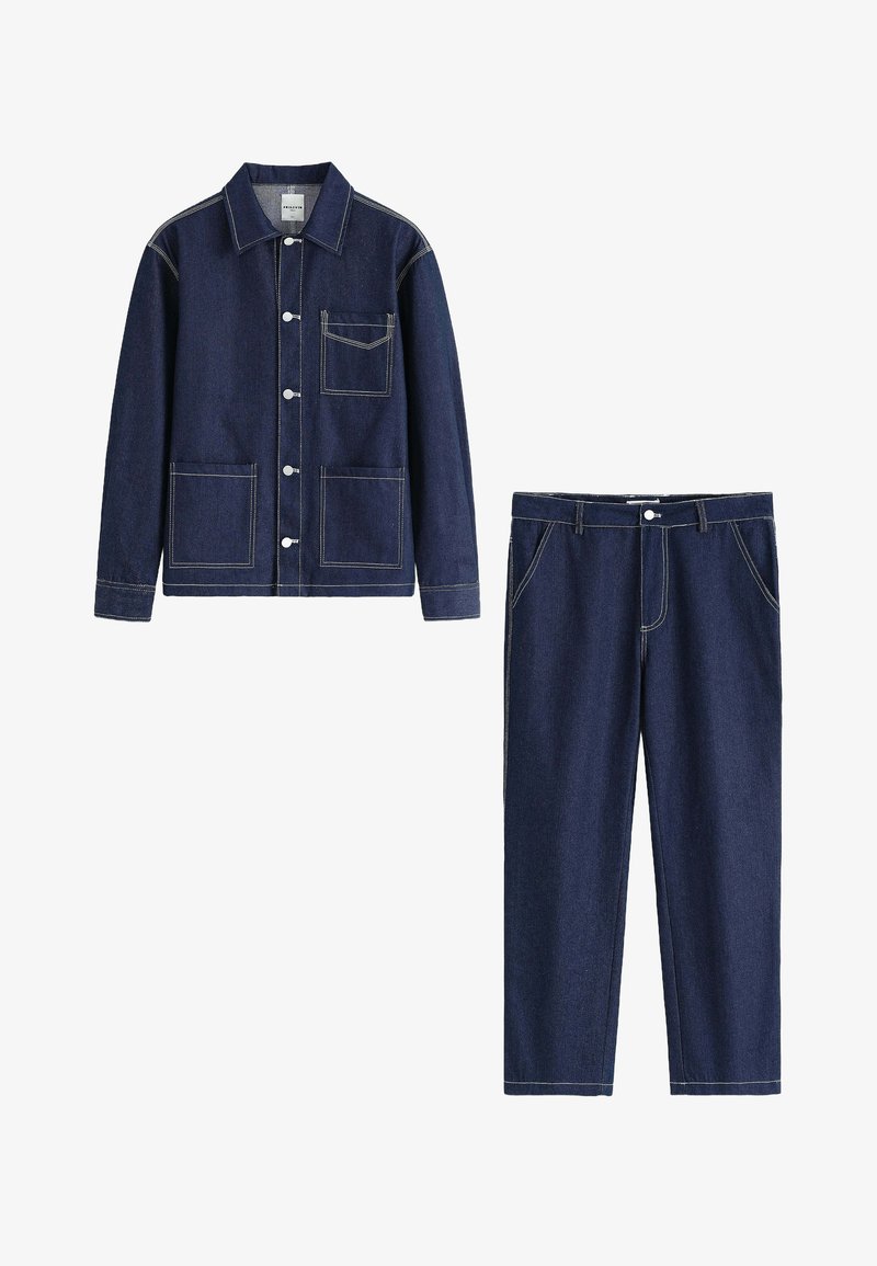 Ensemble en jean composé d'une veste et d'un pantalon en bleu foncé, doté de quatre poches sur la veste, de coutures blanches contrastantes, de fermetures à bouton et d'une coupe droite.