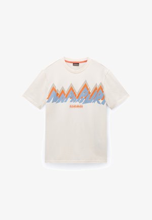 Crèmekleurig katoenen T-shirt met een grote bergafbeelding in oranje, lichtblauw en grijs, met de merknaam "Napapijri" prominent weergegeven.