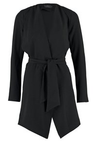 Svart omslagsoverall i slät tyg, med långa ärmar, ett knytbälte vid midjan och en sned fåll. Enkel och odekorerad design.