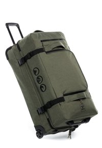 Borsa da viaggio con ruote verdi in materiale tessile, multiple tasche con zip, dettagli in acciaio nero e spallacci regolabili. Presenta simboli grafici.