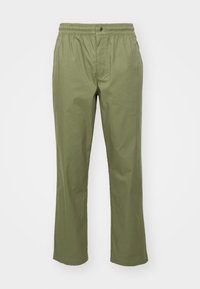 Bawełniane spodnie w oliwkowo-zielonym kolorze z elastycznym pasem, zapięciem na guziki z przodu, bocznymi kieszeniami i prostymi nogawkami. Gładka faktura.