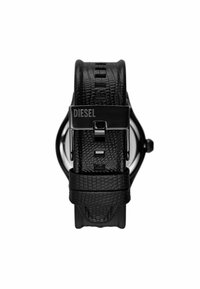 Schwarzes Lederarmband mit strukturiertem Muster, ausgestattet mit einer Metallschließe, die mit "DIESEL" graviert ist. Runder Ziffernblatt und schwarze Hardware.