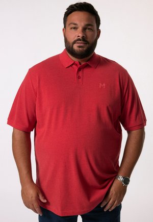 Rotes Poloshirt mit kurzen Ärmeln und Kragen, das ein dezentes Logo auf der Brust trägt. Der Stoff wirkt glatt und leicht strukturiert.
