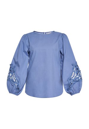 Blusa azul claro con mangas abullonadas, con intrincados detalles de encaje en los puños y un escote redondo con cierre de botón en la parte posterior.