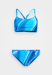 Modrý bikiny set so strappy braletkou a zodpovedajúcim spodkom, s vlnovým vzorom v rôznych odtieňoch modrej a náznakmi ružových akcentov.