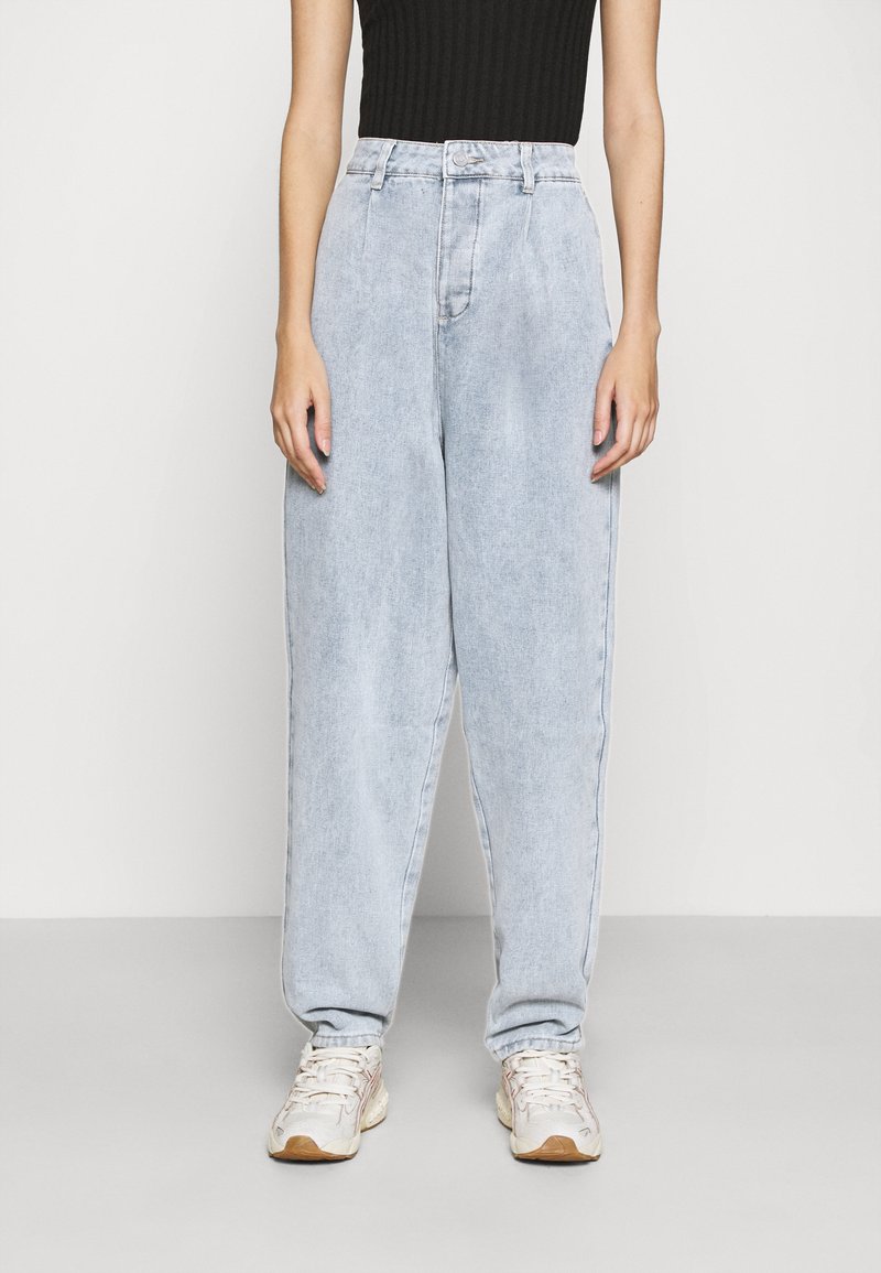 Missguided HIGHWAISTED PLEAT FRONT SLOUCH - Calças de ganga de corte relaxado - light blue