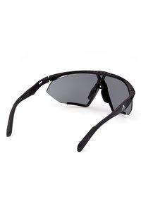 Gafas de sol deportivas negras con un diseño aerodinámico, lentes grises y brazos de goma. Presentan un marco dividido y detalles texturizados para un mejor agarre.