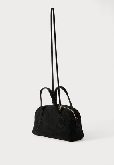 Schwarze Wildlederhandtasche mit runder Form, zwei Griffen und einem langen Tragegurt. Mit goldenen Reißverschlussbeschlägen für den Verschluss und die Verzierung.