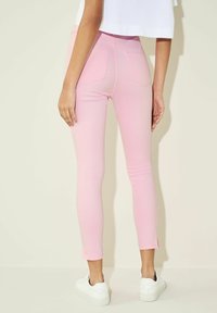 Next CROPPED - Mom traperice - pink