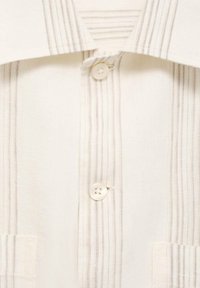 Witte linnen shirt met lichtbruine verticale strepen, een spreidkraag en een knoopsluiting met afgeronde hoeken. Textuurstof, geen patronen.