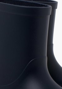 Bottes en caoutchouc noires avec une finition lisse et brillante ; hauteur de cheville courte ; doublure intérieure texturée ; design minimaliste sans accents décoratifs.
