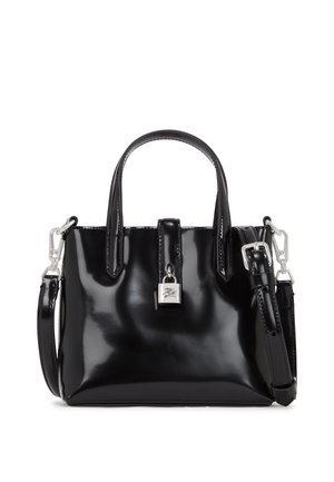 Sac à main en cuir noir brillant avec deux poignées, bandoulière détachable avec boucle et détail de cadenas argenté sur la sangle avant.