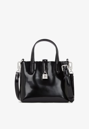 Sac à main en cuir noir brillant avec deux poignées, bandoulière détachable avec boucle et détail de cadenas argenté sur la sangle avant.