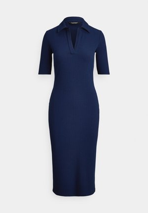 Abito blu navy a coste con scollo con colletto e maniche corte. Design aderente che arriva a metà polpaccio, offrendo una silhouette elegante e strutturata.