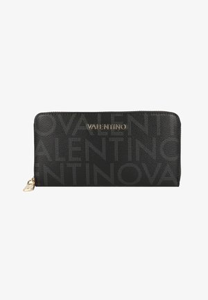 Cartera de cuero negro con logo "Valentino" en relieve, cierre de cremallera y herrajes en tono dorado. Presenta una superficie texturizada y una forma rectangular alargada.