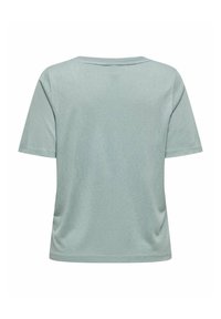 Camiseta verde claro de manga corta con cuello redondo, textura suave y un corte relajado que presenta un ligero drapeado en la parte trasera.