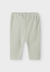 Lichtgrijze en witte gestreepte babyleggings met een elastische tailleband, plat weergegeven tegen een witte achtergrond.