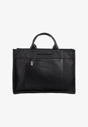 Crna torba napravljena od kombinacije glatke kože i rebraste tkanine. Ima gornje ručke i prednji džep s patent zatvaračem za pohranu.