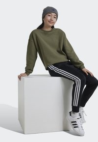 adidas Originals BOYFRIEND CREW JUNIOR - Mikina - olive strata