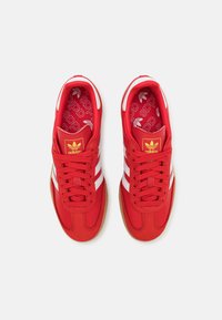 adidas Originals SAMBA OG - Αθλητικά παπούτσια - better scarlet/footwear white/gold metallic