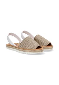 Sandalias de tela trenzada en color beige con talón abierto y puntera redondeada, suela blanca de elastómero y goma, que cuenta con una plantilla de yute trenzado.