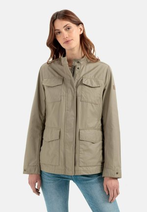 Lys khaki jakke med høj krave, frontlynlås og fire store lommer. Glat tekstur, alsidigt design og lange ærmer.