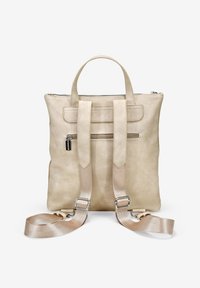 Mochila de cuero beige con dos correas ajustables, un asa superior y un bolsillo frontal con cremallera. Presenta una textura suave y un diseño minimalista.