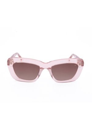 Occhiali da sole rettangolari a forma di occhio di gatto con montatura rosa traslucida e lenti scure, mostrati su sfondo bianco.