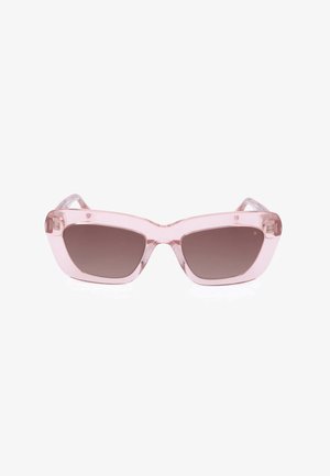 Occhiali da sole rettangolari a forma di occhio di gatto con montatura rosa traslucida e lenti scure, mostrati su sfondo bianco.