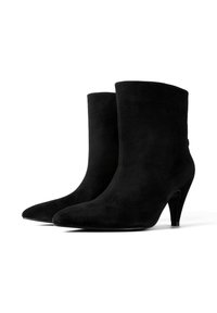 Czarne zamszowe botki za kostkę z wąskim noskiem i smukłym obcasem. Gładka faktura, średniej wysokości cholewka oraz prosty design.