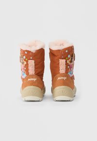 Gyerek téli csizmák narancssárga színben, rózsaszín bolyhos béléssel, csillogó húzódobozokkal, rajzfilm sellő és szív buborék dekorációkkal, hátulról bemutatva.