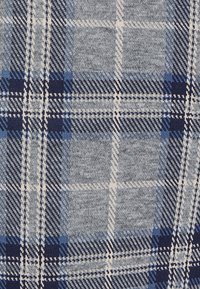 Wollen plaid stof met een grijs en marineblauw kleurenpalet, met elkaar kruisingen in strepen die een klassiek ruitpatroon vormen en variërende texturen.