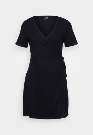 Čierne šaty s krátkymi rukávmi a výstrihom do V. Obsahujú opasok na vlastné viazanie a hladkú textúru látky. Stredná dĺžka.