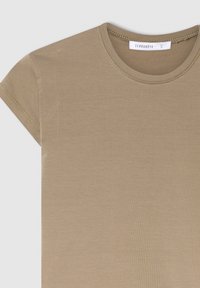 T-shirt khaki a maniche corte realizzato in morbido cotone. Presenta un colletto rotondo con cuciture a contrasto. Texture liscia, design minimale.