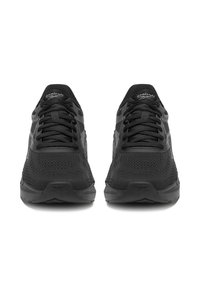 Mustad sportjalatsid võrgust pealiskihiga, tugevdatud varbaosaga ja kummist välistallaga. Omavad lamedaid paelu ja diskreetseid logode aktsente. Voogav disain.