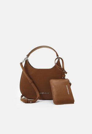 Brązowa skórzana torba na ramię o zaokrąglonym kształcie, z krótkim uchwytem i odpinaną saszetką na zamek. Srebrne akcesoria oraz wytłoczone logo.