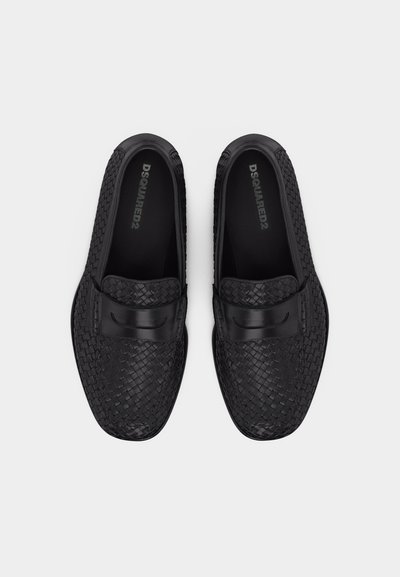 Mocassins en cuir tressé noir avec détail de bride penny, bout arrondi et marquage DSQUARED2 sur la semelle intérieure rembourrée.