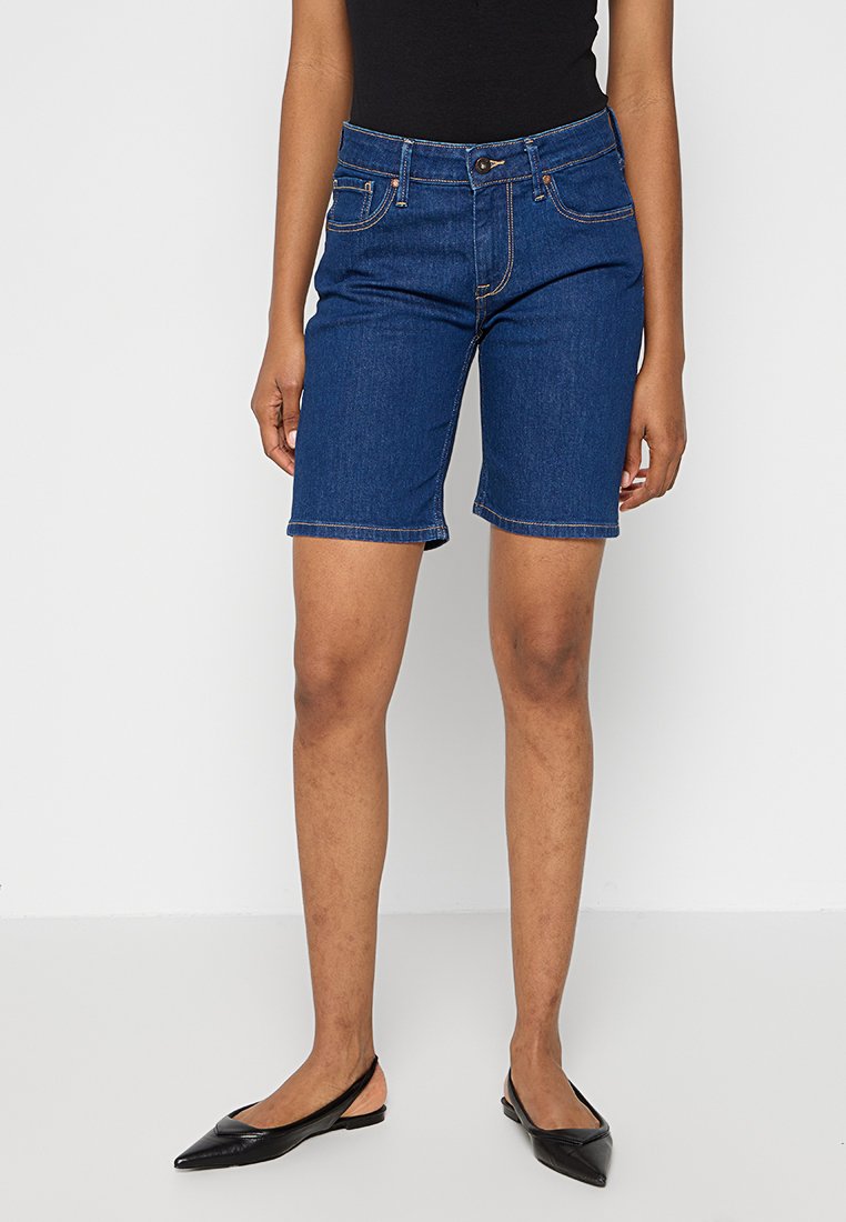 Donkerblauwe denim bermuda shorts met vijf zakken, een knoopsluiting en contrasterende stiksels. Tot halverwege de dijen gesneden.
