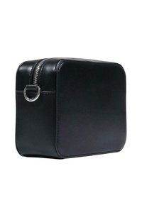 Bolso de cuero negro con forma rectangular, que cuenta con una cremallera plateada y herrajes en forma de anillo, textura suave y detalles de costura.