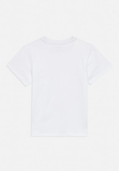 Λευκό απλό κοντομάνικο μπλουζάκι με στρογγυλή λαιμόκοψη, εμφανιζόμενο από πίσω σε λευκό φόντο.