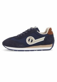 Sneaker blu navy con texture in camoscio, accentuato da un logo bianco, suola in gomma beige e dettagli del tacco marrone. Presenta un tradizionale sistema di allacciatura.