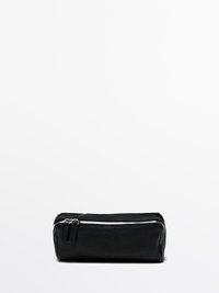 Sort læderpencilcase med en tekstureret overflade, der har en sølvfarvet lynlås og en afrundet rektangulær form. Kompakt design til opbevaring.