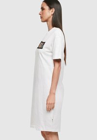 Merchcode LAS SLIT TEE  - Dzsörzéruha - white