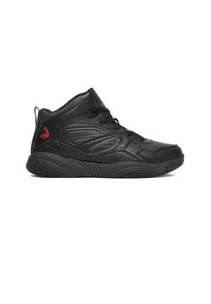 Scarpa sportiva nera a mezzo gambale con suola texturizzata, allacciatura frontale e logo rosso vicino al tallone, mostrata di profilo su sfondo bianco.