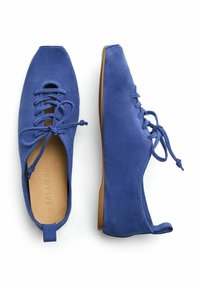 Blå mockaskor med snörning, platt sula, rund tå, utskärning framtill och en liten klack. Lätta material är noterade.